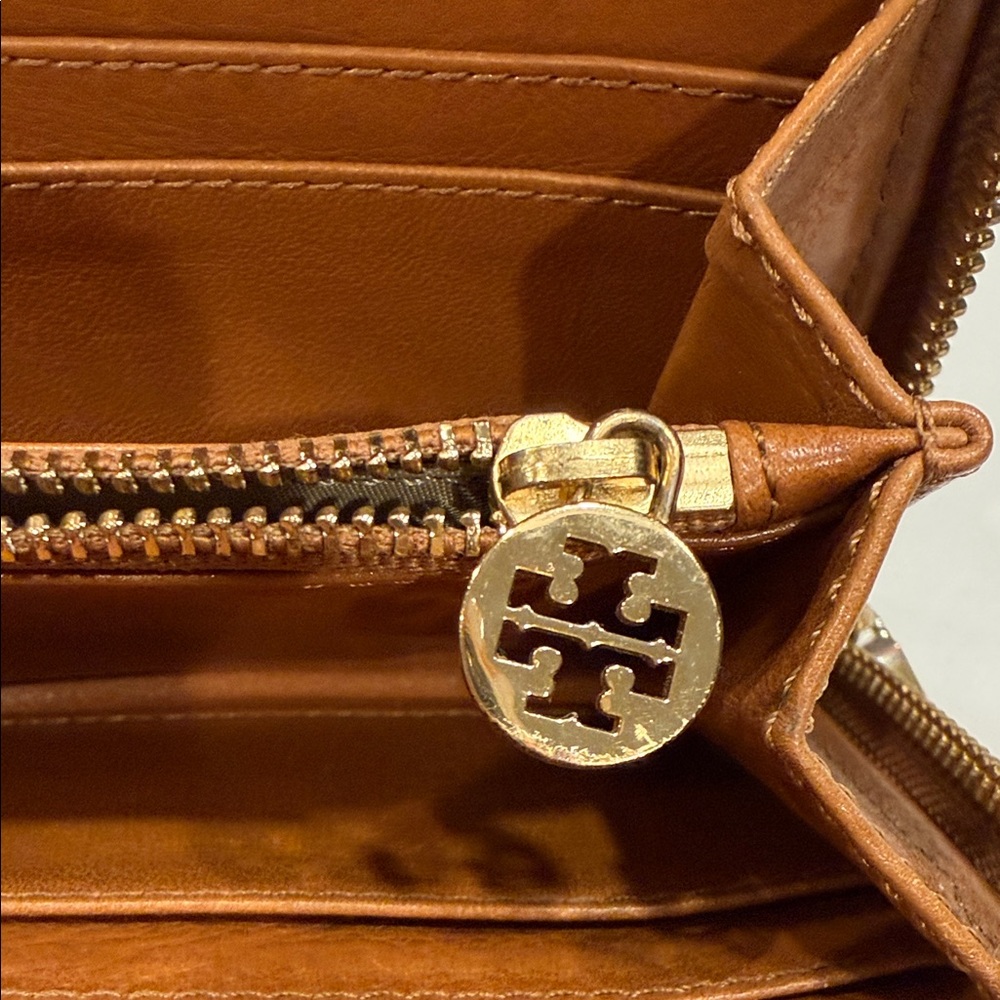 Tory Burch Brown Leather Wallet with Gold Logo - Picture 10 of 14